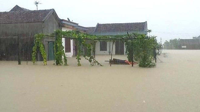Nghệ An: Lũ bất ngờ ập tới, nhiều gia đình phải 'bỏ của chạy lấy người'