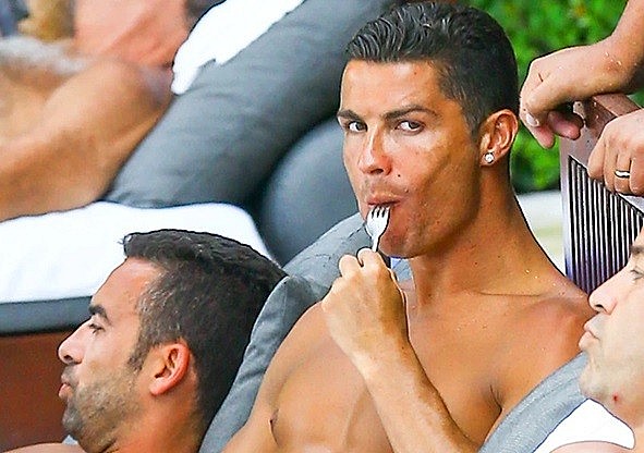 C. Ronaldo liệt kê món ưa thích để đầu bếp MU phục vụ