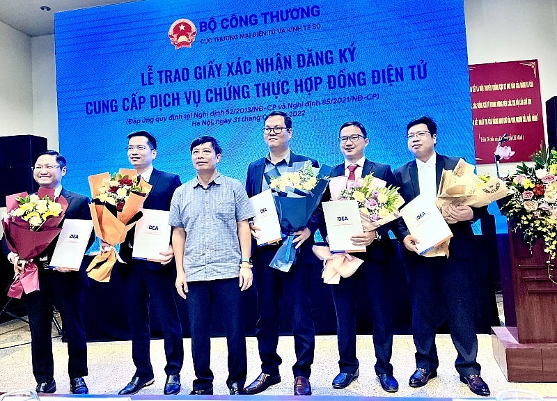 Trao giấy xác nhận đăng ký cung cấp dịch vụ chứng thực hợp đồng điện tử cho 5 doanh nghiệp lớn Trao giấy xác nhận đăng ký cung cấp dịch vụ chứng thực hợp đồng điện tử cho 5 doanh nghiệp lớn