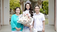 Về quê sau đăng quang, Hoa hậu Mai Phương bật khóc khi gặp bố mẹ