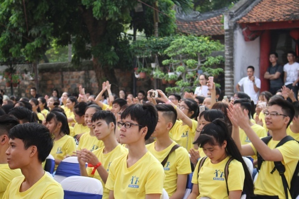 Tân sinh viên hào hứng thảo luận về học tập tích cực, chủ động