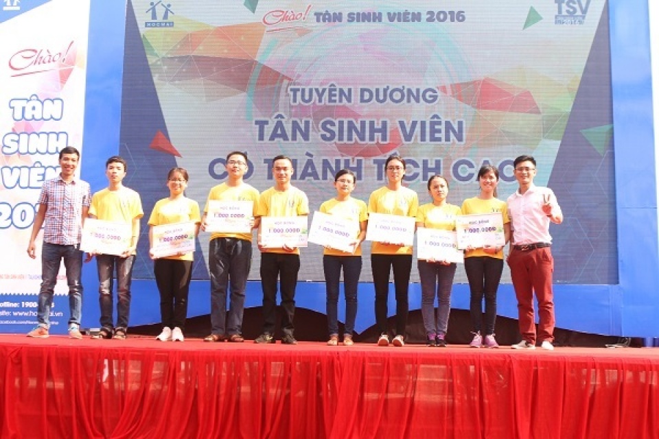 Tân sinh viên hào hứng thảo luận về học tập tích cực, chủ động tan sinh vien hao hung thao luan ve hoc tap tich cuc chu dong