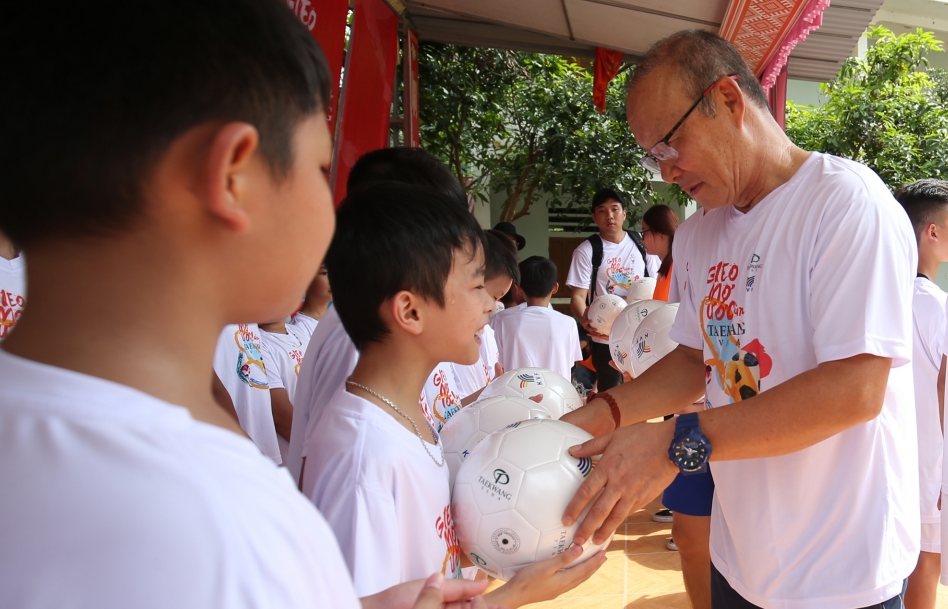 HLV Park Hang Seo "gieo ước mơ" bóng đá cho trẻ em nghèo