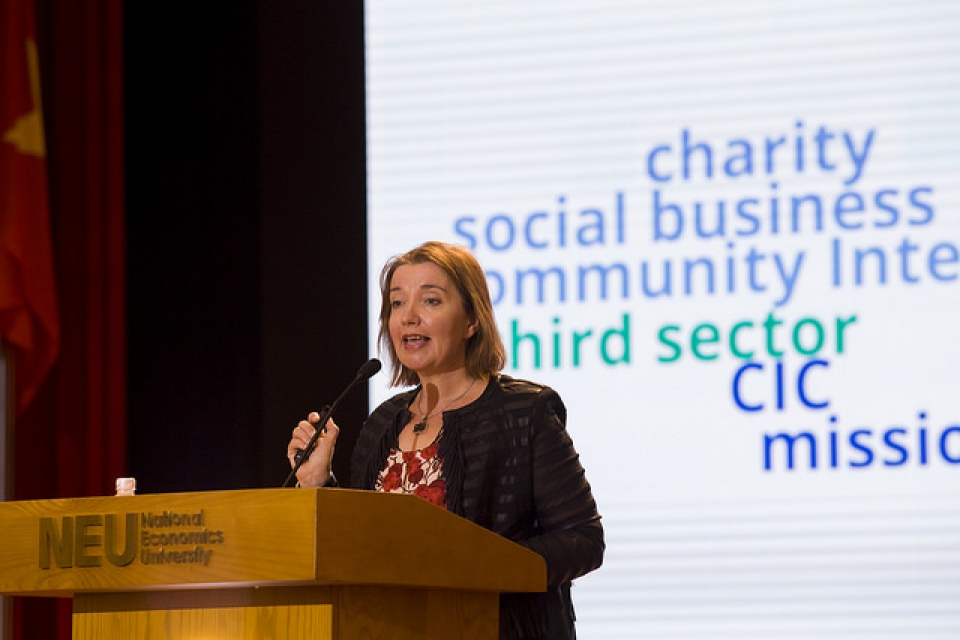 chuyen gia anh chia se kinh nghiem phat trien doanh nghiep xa hoi