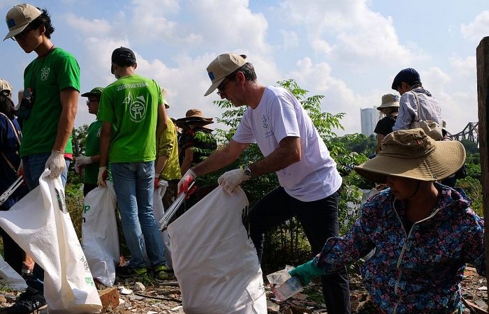 Đại sứ châu Âu tham gia dọn rác dưới chân cầu Long Biên