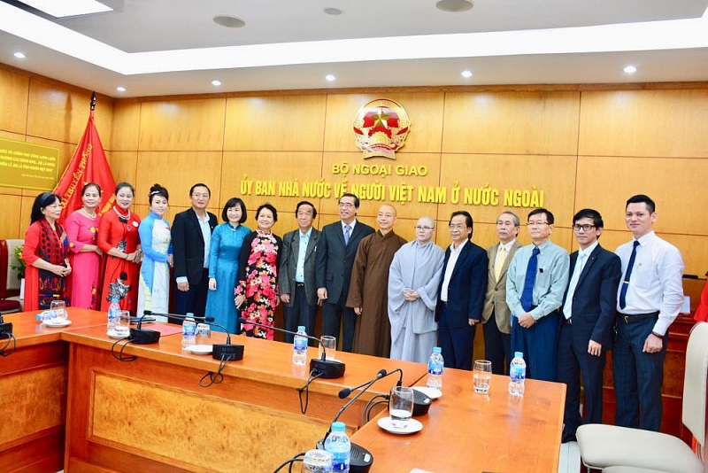 them cau noi giup nguoi viet tai han quoc gan bo voi dat nuoc