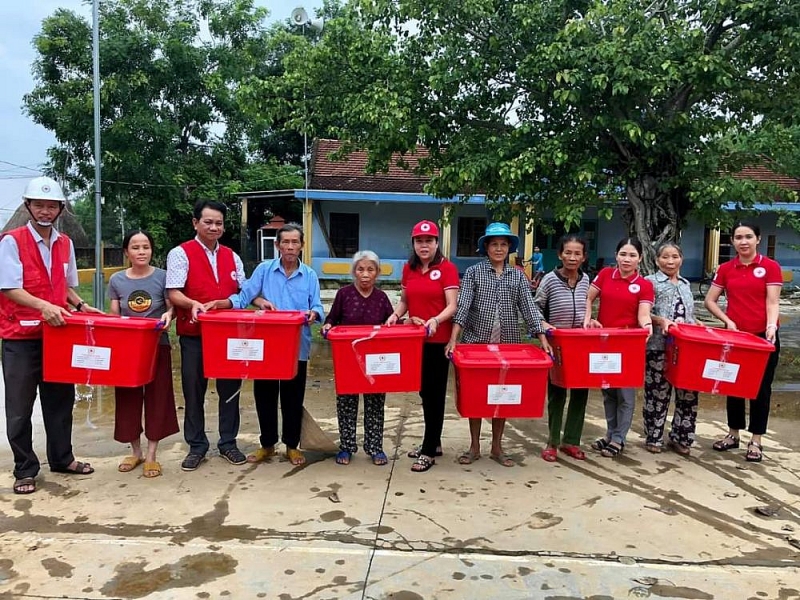 Hỗ trợ gần 2 tỷ đồng cứu trợ đồng bào miền Trung bị ảnh hưởng mưa lũ Gần 2 tỷ đồng cứu trợ đã tới với đồng bào miền Trung bị ảnh hưởng bởi mưa lũ