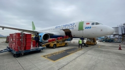 Chuyển khẩn cấp 10 tấn hàng cứu trợ miền Trung