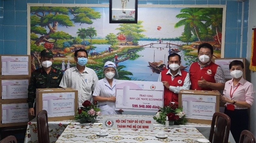 Hỗ trợ thiết bị lọc nước thông minh cho lực lượng tuyến đầu chống dịch