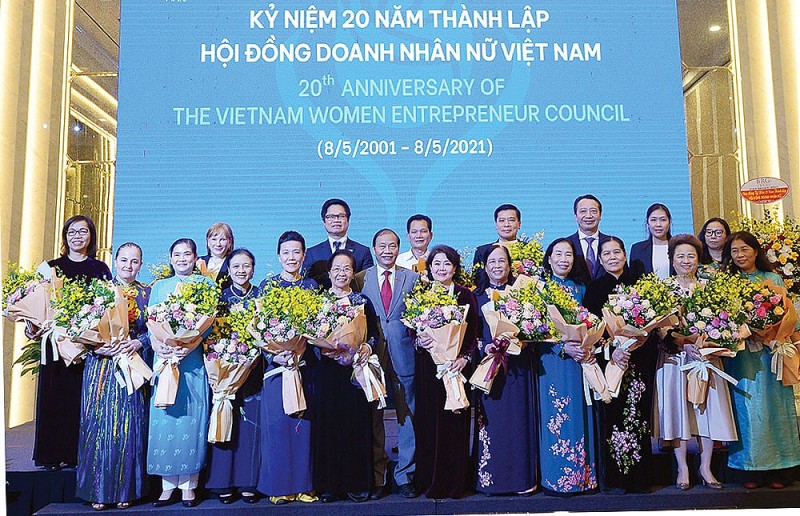 Các doanh nhân nữ luôn tỏ rõ bản lĩnh kiên cường, bền bỉ trong kinh doanh. Các doanh nhân nữ luôn tỏ rõ bản lĩnh kiên cường, bền bỉ trong kinh doanh.