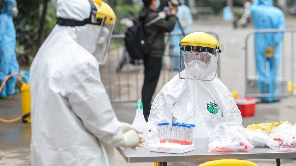 Covid-19 sáng 25/10: Cả nước còn 2.899 ca nặng; Thủ tướng yêu cầu thống nhất chỉ đạo từ Trung ương đến địa phương; Bộ Y tế nói về nguy cơ bùng dịch