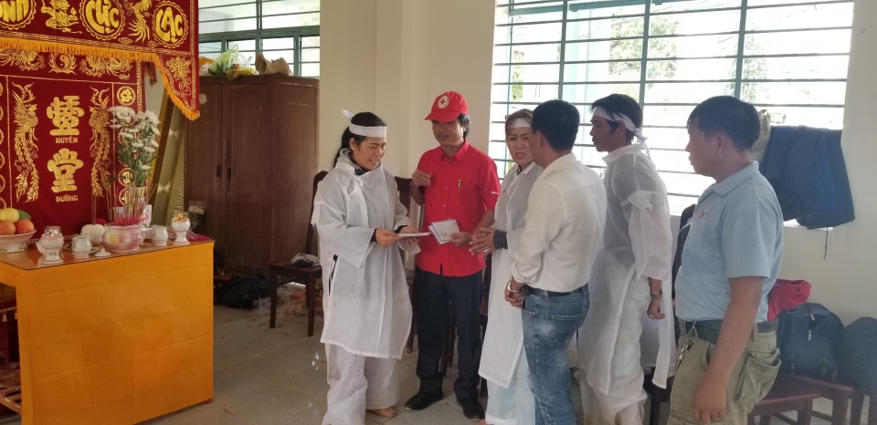 Cứu trợ khẩn cấp các gia đình bị thiệt hại do mưa lũ tại Khánh Hòa cuu tro khan cap cac gia dinh bi thiet hai do mua lu tai khanh hoa