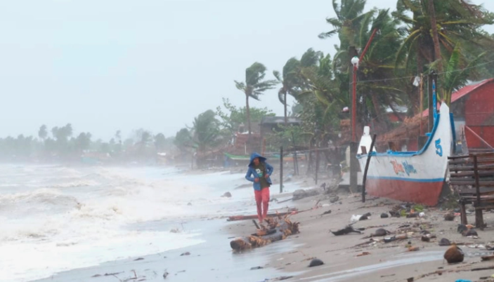 Siêu bão Goni diễn biến phức tạp khi vào Biển Đông