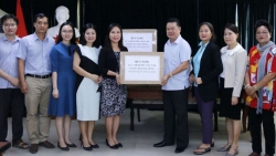 Tặng khẩu trang hỗ trợ cộng đồng người Việt tại Lào phòng chống Covid-19