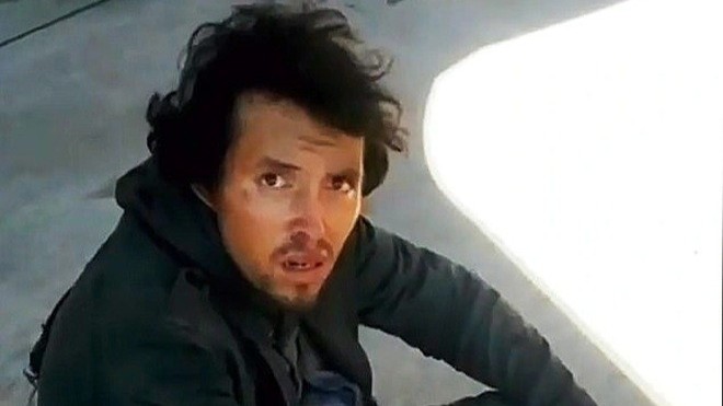 Sống sót thần kỳ sau 2 giờ bám càng máy bay đến Mỹ