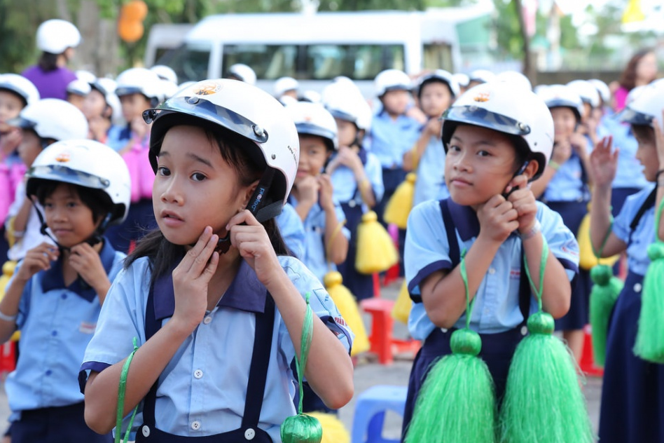 Gần 1.000 học sinh và lái xe tải giao lưu, tìm hiểu về an toàn giao thông