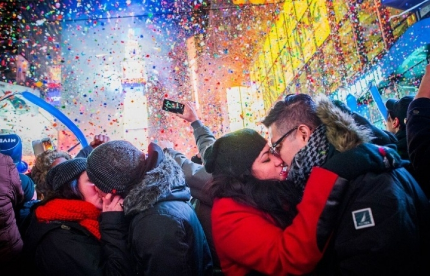 Đập vỡ bát đĩa để "lấy hên" năm mới