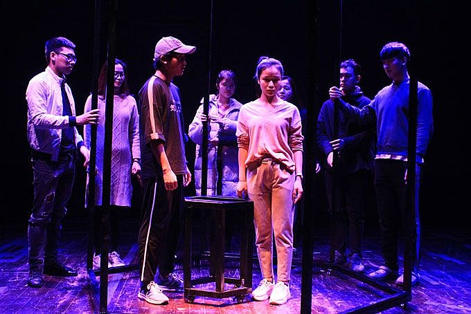 viet han hop tac lam nhac kich co gai va chiec xe may