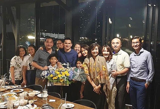 'Zico Thái' Kiatisuk chia tay bạn bè trước khi sang Việt Nam làm HLV HA Gia Lai 'Zico Thái' Kiatisuk chia tay bạn bè trước khi sang Việt Nam làm HLV HA Gia Lai