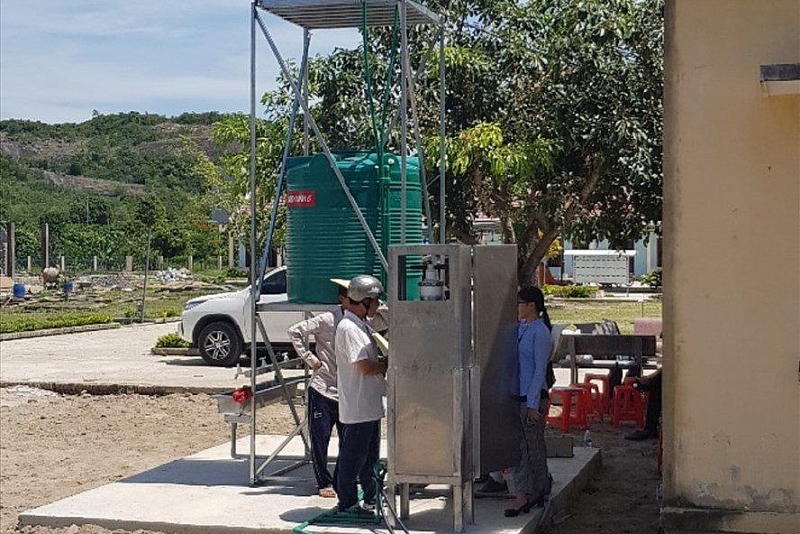 Australia giúp Việt Nam xử lý nước uống an toàn cho vùng lũ lụt Australia giúp Việt Nam xử lý nước uống an toàn cho vùng lũ lụt