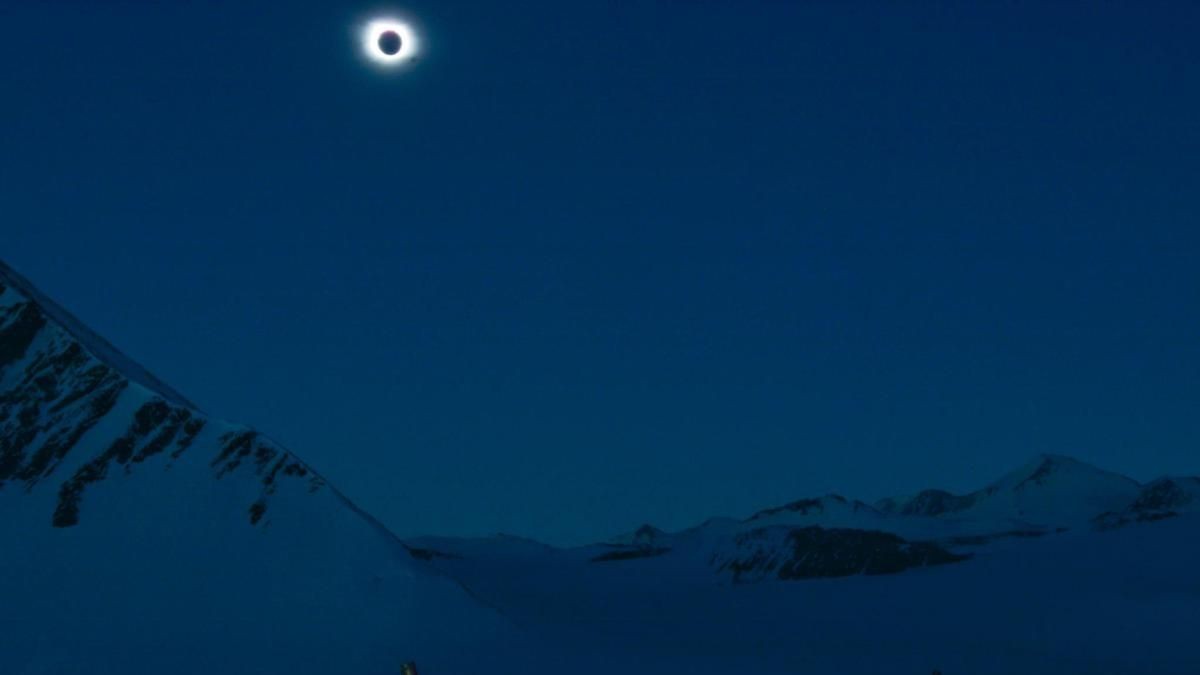 Kỳ thú cảnh tượng Nam Cực chìm trong bóng tối bởi nhật thực toàn phần