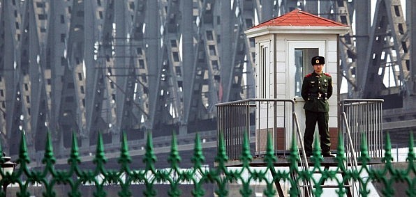 Binh sĩ Trung Quốc đứng gác tại biên giới Trung Quốc - Triều Tiên (Ảnh: Korea Times)