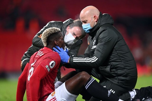 Pogba bị chảy máu miệng sau khi Mings vung cánh tay đập vào mặt cầu thủ người Pháp trong tình huống tranh chấp trên không