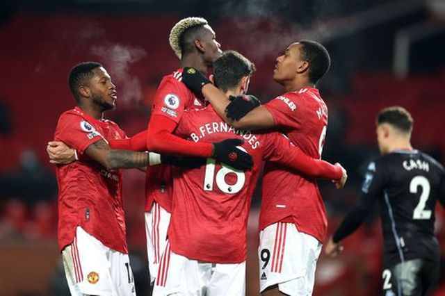 Các cầu thủ Man Utd ăn mừng bàn thắng thứ hai vào lưới Aston Villa