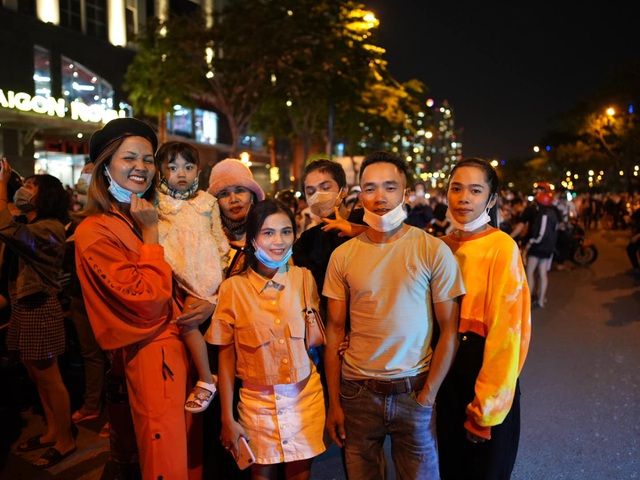 Năm nay, cả gia đình H'Hen Niê từ quê vào chơi nên tối giao thừa cô đưa cả nhà đi xem pháo hoa. Nụ cười hạnh phúc của người đẹp trong gia đình.