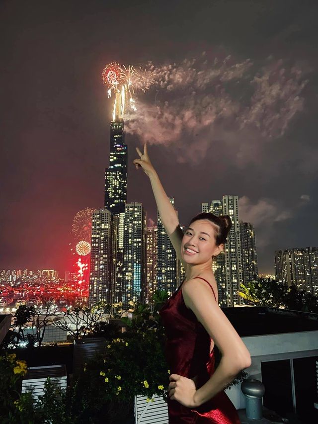 Hoa hậu Hoàn vũ Khánh Vân xem bắn pháo hoa tại nhà. Hiện người đẹp đang ở trong căn nhà sang trọng dành cho đương kim hoa hậu với view đẹp nhìn ra hướng Thủ Thiêm - nơi bắn pháo hoa.