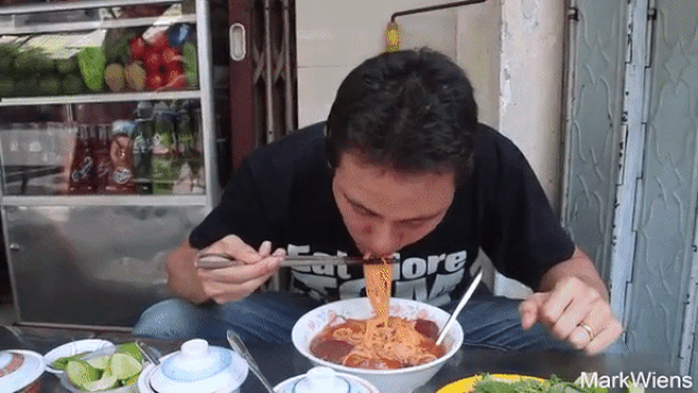 Vẻ mặt hài lòng của du khách người Mỹ khi thưởng thức món bún nóng hổi Vẻ mặt hài lòng của du khách người Mỹ khi thưởng thức món bún nóng hổi