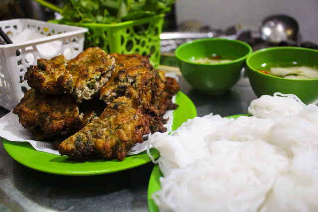 Ngày nay, chả rươi đã trở nên phổ biến hơn với cả người dân và du khách. Ảnh: Hà Hiền CTV Ngày nay, chả rươi đã trở nên phổ biến hơn với cả người dân và du khách. Ảnh: Hà Hiền CTV