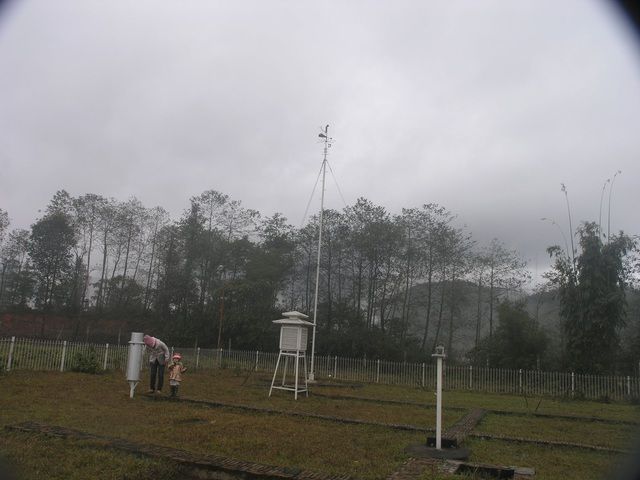 Bất chấp giá lạnh dưới 0 độ, hàng ngày các cán bộ kỹ thuật Trạm khí tượng thủy văn Sa Pa vẫn phải làm việc để có số liệu báo cáo, lập dự báo thời tiết.