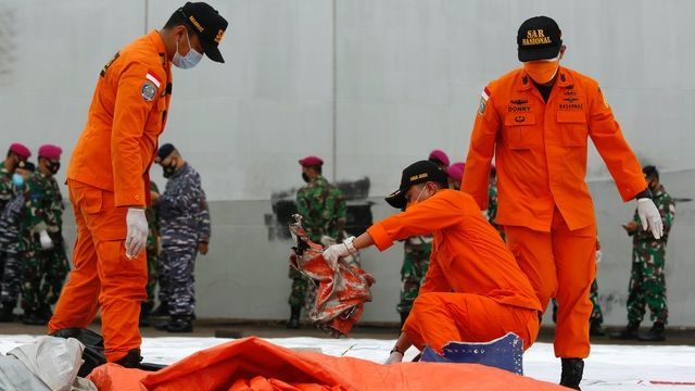 Tai nạn máy bay Indonesia: Tiếp tục tìm thấy nhiều phần thi thể; sẵn sàng hỗ trợ và bồi thường cho hành khách