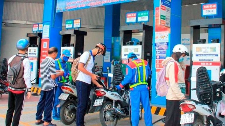 Giá xăng tăng mạnh lần thứ 4 liên tiếp