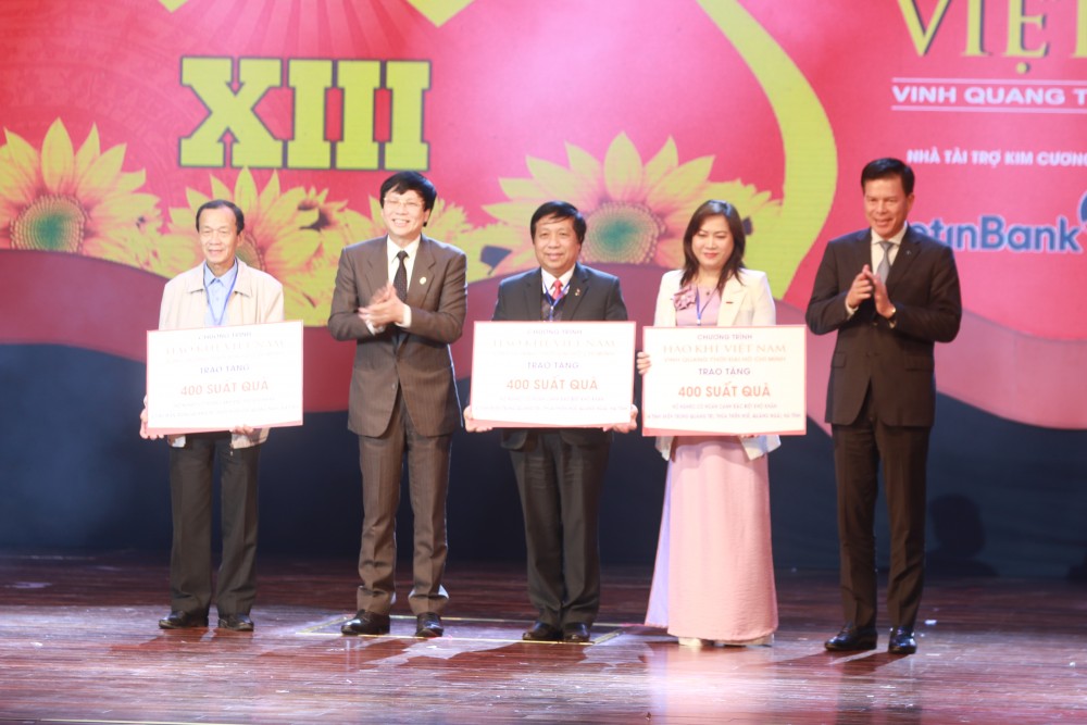 Ban Tổ chức chương trình tặng quà cho các đại diện Hội Nhà báo tỉnh Hà Tĩnh, Quảng Ngãi, Quảng Trị