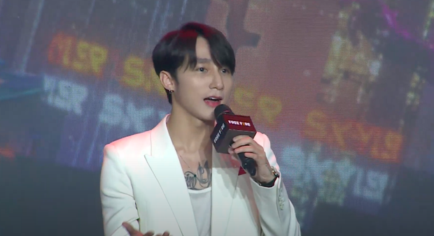 Sơn Tùng M-TP vô cùng điển trai xuất hiện trong buổi họp báo.