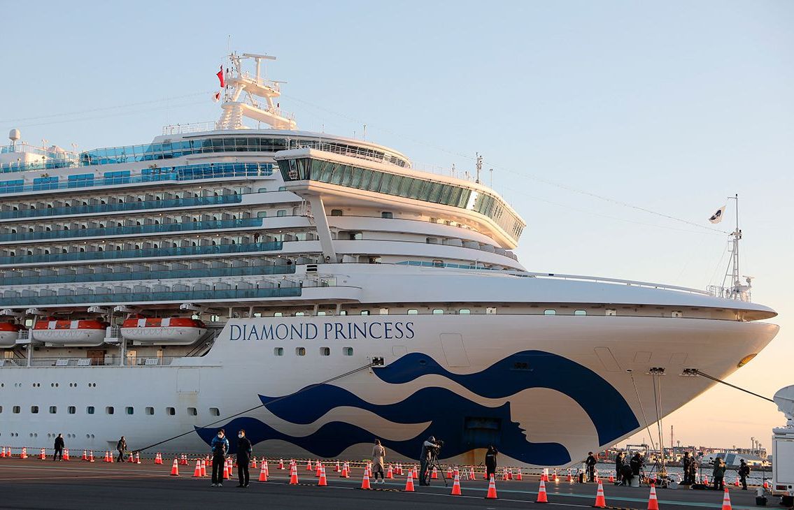 Lễ Tình nhân 'bất đắc dĩ' trên du thuyền Diamond Princess