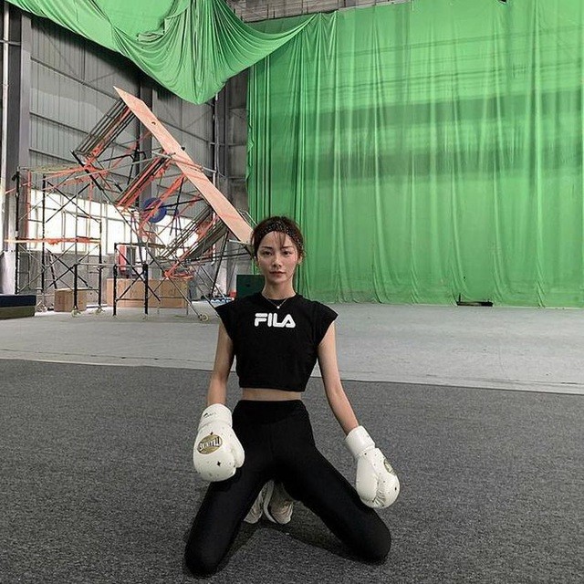 Để có được dáng vóc nhỏ nhắn và săn chắc, Lưu Á Tây tập võ và boxing. Để có được dáng vóc nhỏ nhắn và săn chắc, Lưu Á Tây tập võ và boxing.