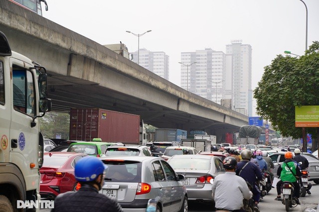 Hàng vạn người tất bật đổ ra các tuyến đường cửa ngõ, bến xe, ga tàu về quê ăn Tết.