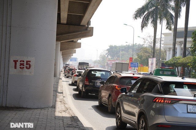 Tại đường Nguyễn Xiển hướng về đường Nguyễn Hữu Thọ, dòng phương tiện nối đuôi nhau nhích từng mét.