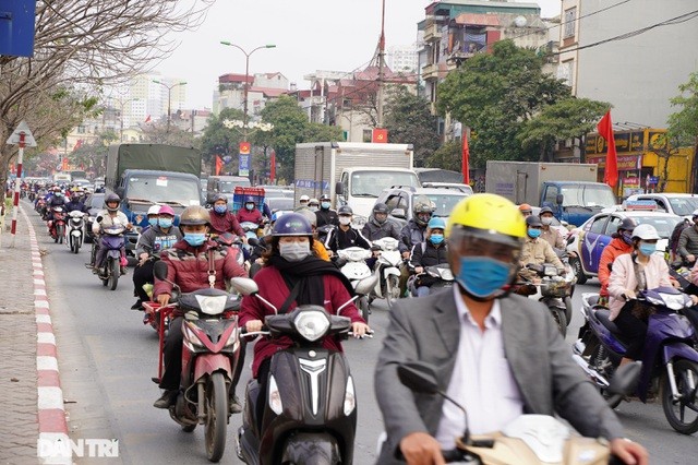 Khu vực cửa ngõ phía Nam (từ đường Giải Phóng hướng đi Ngọc Hồi) cũng xảy ra tình trạng ùn tắc. Lượng người tăng đột biến khiến nhiều tuyến đường tắc nghẽn.