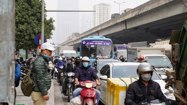 Đường phố cửa ngõ Hà Nội tắc nghẽn, ùn ứ do người dân đổ về quê nghỉ Tết Nguyên đán sớm