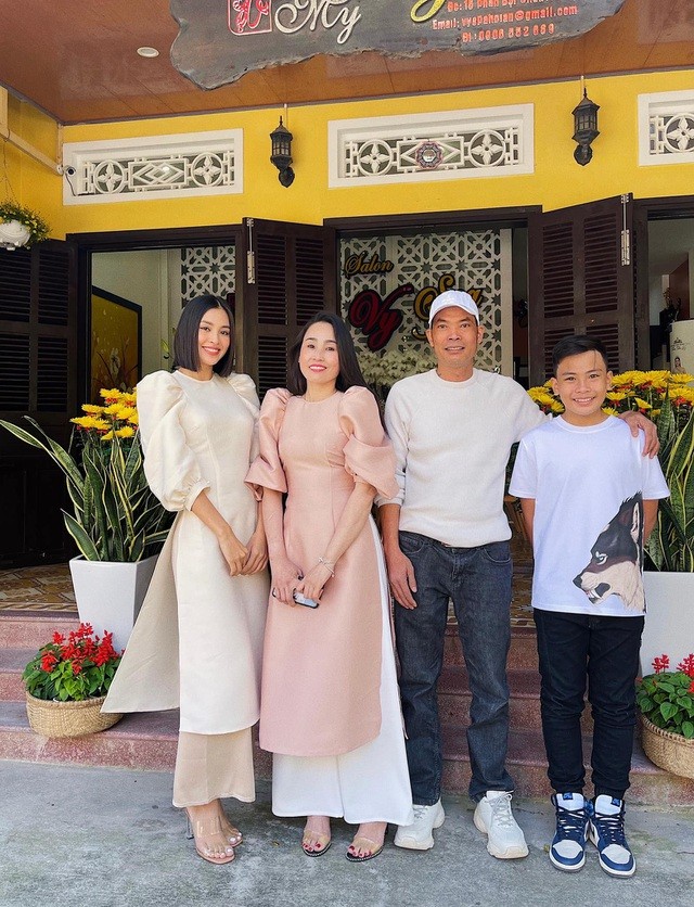 Ngày đầu năm Tân Sửu, sao Việt đi đâu, làm gì?