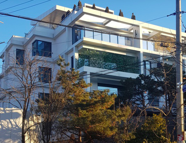 Anh mới tậu căn penthouse trị giá 4,8 tỷ won (98,9 tỷ đồng) để chuẩn bị cho việc kết hôn rất gần. 