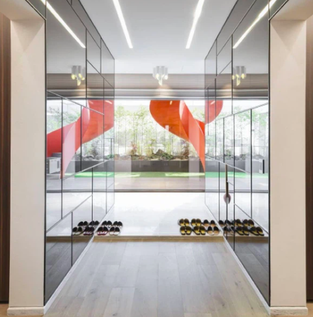 Căn hộ được bao quanh là kính và rất sáng, sang trọng. 