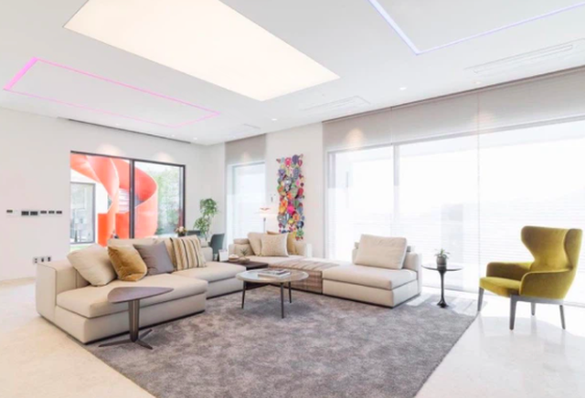 Phòng khách được sơn màu trắng tạo cảm giác nhẹ nhàng, thư thái, có thể nhìn ra sân vườn. 