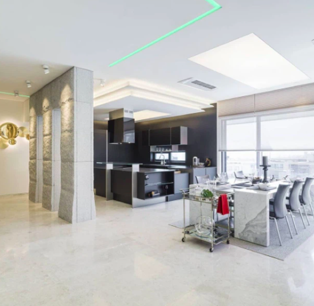 Bếp được nối thông với phòng khách.