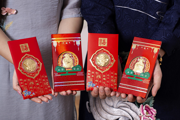 Lì xì vàng 24 không chỉ được ưa chuộng trong dịp Tết mà còn được nhiều người tìm kiếm để mua vào ngày vía Thần Tài. Thông thường, bao lì xì vàng 24k được ghép trên mâm quả thờ Thần Tài để giúp mâm thờ thêm đẹp mắt, đồng thời thể hiện sự thành tâm của gia chủ. Đây cũng có thể là món quà tặng thay lời chúc cấp trên, đối tác và khách hàng một năm Tân Sửu tài lộc đủ đầy. Lì xì vàng 24 không chỉ được ưa chuộng trong dịp Tết mà còn được nhiều người tìm kiếm để mua vào ngày vía Thần Tài. Thông thường, bao lì xì vàng 24k được ghép trên mâm quả thờ Thần Tài để giúp mâm thờ thêm đẹp mắt, đồng thời thể hiện sự thành tâm của gia chủ. Đây cũng có thể là món quà tặng thay lời chúc cấp trên, đối tác và khách hàng một năm Tân Sửu tài lộc đủ đầy.