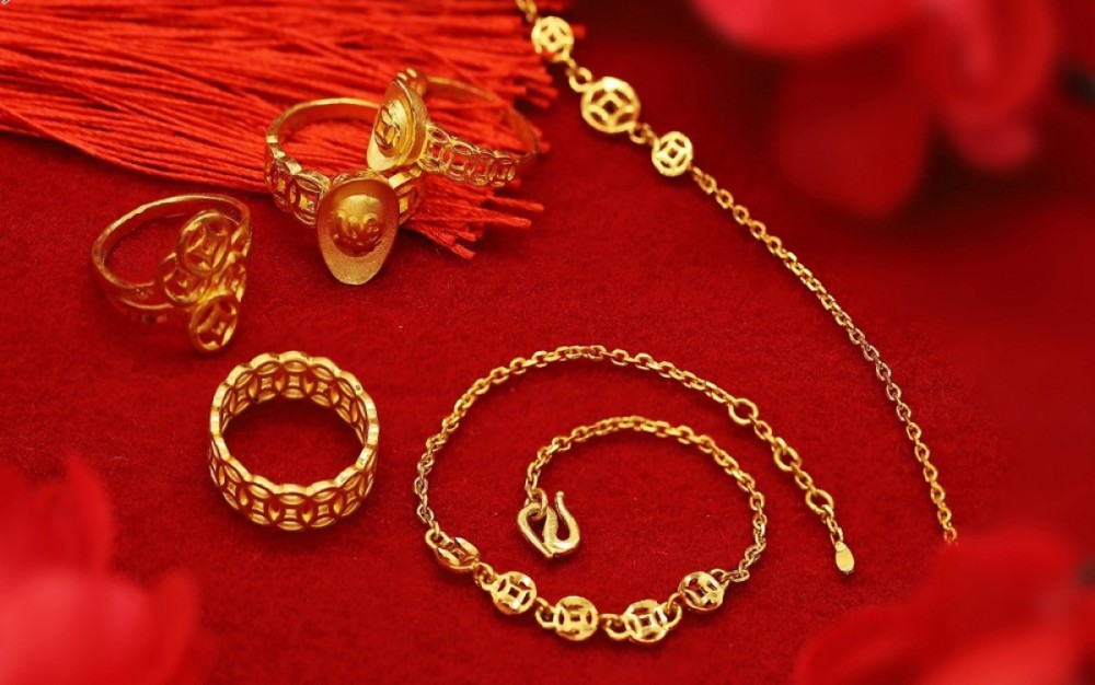 Tượng vàng Thần Tài được rao bán nhiều tại các cửa hàng và cả trên Những vật phẩm nào đang được 'săn đón' trước ngày vía Thần Tài 2021?